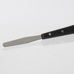 Spatule très fine pour vous permettre de mélanger vos petites quantités de pigments avec facilité