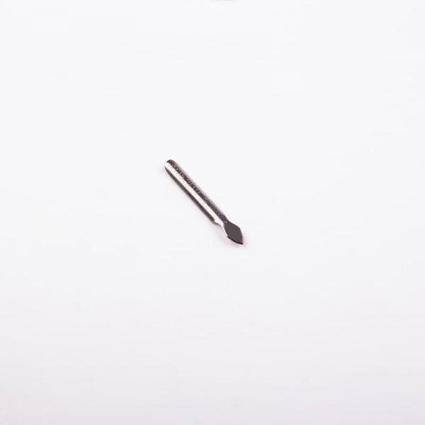 La Plume scrapper pour gratter et/ou couper est extra-fine donc très pointue, et les 2 côtés très coupants permettant de nettoyer votre décor sec avec minutie. La Plume scrapper pour gratter s'adapte sur un porte plume à levier,