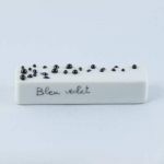 pour obtenir des effets gouttes d'eau ! donner de l'originalité et du relief à vos décorations avec les éclats de verre en bleu violet opaque, pour decor porcelaine