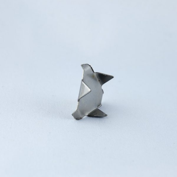 trépied en acier d'un diamètre de 18mm, parfait pour ne pas laisser les pièces peintes ou émaillées sur la plaque