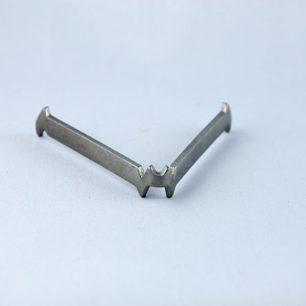 trépied acier de diamètre 50mm. ne laisse pas de traces sur la pièce après cuisson. idéal pour ne pas laisser la pièce en contact avec la plaque réfractaire