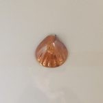 un très beau lustre orangé, à appliquer avec légereté pour faire ressortir sa brillance dorée