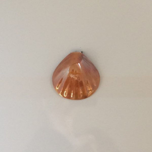 un très beau lustre orangé, à appliquer avec légereté pour faire ressortir sa brillance dorée