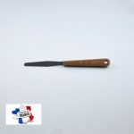 Cette spatule a une très petite lame autant en longueur qu'en largeur, ce qui permet de mélanger vos pigments avec facilité,