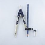 Ce Compas professionnel à ventouse pour peinture porcelaine est très pratique pour tracer vos cercles ou demi-cercle à l'endroit désiré sur votre pièce de porcelaine. Vous pourrez faire des cercles de diamètre 5 à 35 centimètres.