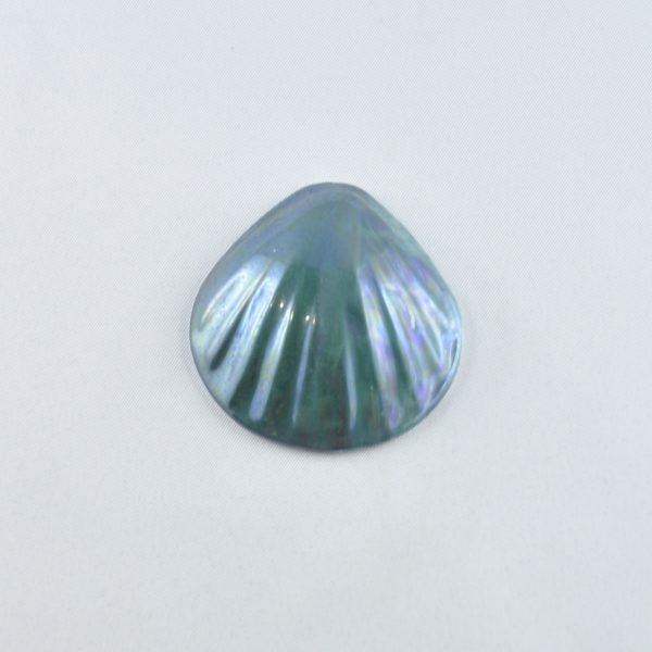Ce Lustre bleu vert 250 en 5 grammes a de jolies nuances jouant entre un vert profond et un bleu marine . Il donnera un très beau rendu sur vos pièces décoratives et quelque soit la technique employée !