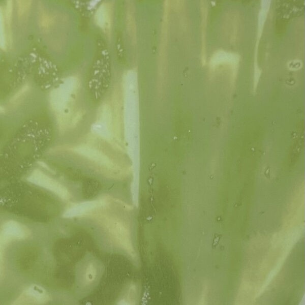 Ce  Lustre vert printemps en 5 grammes a une jolie nuance uniforme vert printanier, acidulé. Il donnera un très beau rendu sur vos pièces décoratives et quelque soit la technique employée !