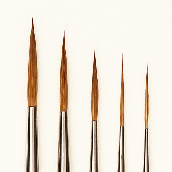 Le 88026 est un pinceau rond, pointu avec une sortie longue. Son diamètre est de 2,9 mm et il a une longueur 30 mm.