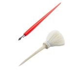 Le Kit nettoyage gratter effacer est  un ensemble de 2 outils indispensables pour un travail de finition soigné. Il comprend : 1 Le Pinceau dépoussiérage grattage et2 Le Porte-plume et sa plume scrapper à gratter  