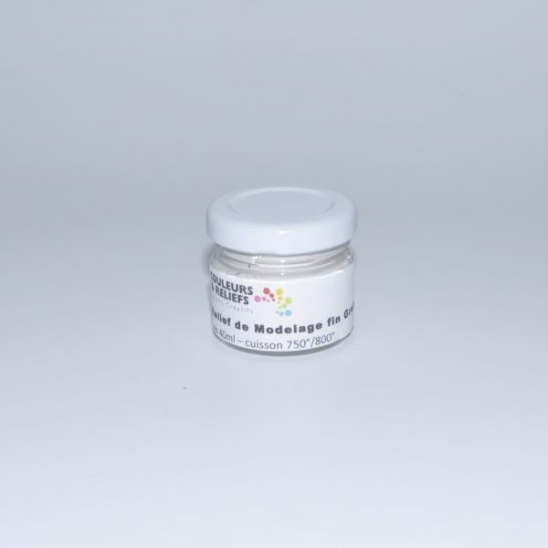 Ce relief de modelage fin grain est très appréciable, il est prêt à l'emploi, et à base d'eau. on peut sculpter en volume, en hauteur, pour des créations très contemporaine. Après cuisson, cela ne casse pas, c'est très solide.