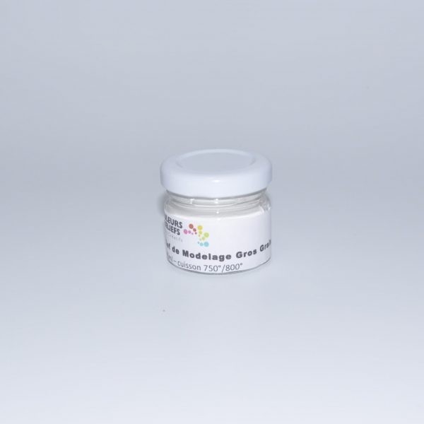 Ce Relief de modelage gros grain 40 ml est très appréciable, pour vos reliefs ;  il est prêt à l'emploi, et à base d'eau. le gros grain s'utilise comme le fin grain, mais pour des structures de relief plus importante, le gros grain sera plus adapté. on peut sculpter en volume, en hauteur, pour des créations très contemporaine. Après cuisson, cela ne casse pas, c'est très solide.