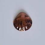 Ce  Lustre Cuivre 2,5 grammes a une jolie nuance cuivre rouge profond. Il donnera un très beau rendu sur vos pièces décoratives et quelque soit la technique employée ! Si vous souhaitez avoir des effets tel que de nombreux reflets il sera préférable de  poser le Lustre  Cuivre 2,5 grammes au pinceau et en touches plus ou moins prononcées. Il n’aura pas de reflets et seront difficilement perceptibles si vous putoisez.