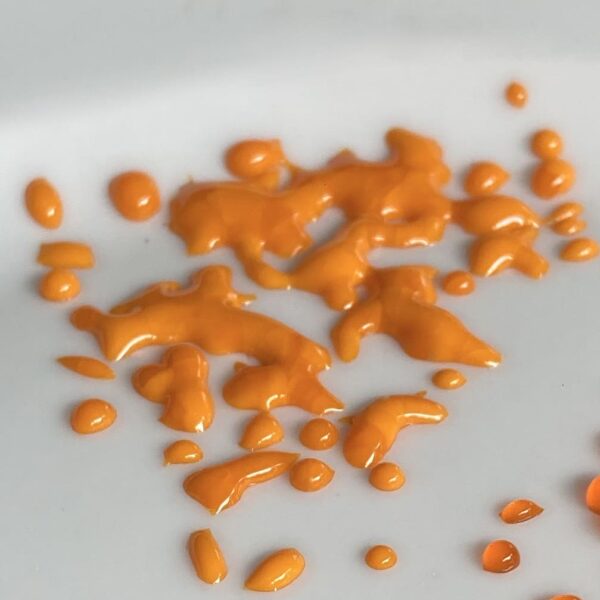 pour obtenir des effets gouttes d'eau !  donner de l'originalité et du relief  à vos décorations avec les Eclats de verre Mandarine opaque assortiments de tailles de 2,4 mm à 3,8 mm en conditionnement de 20 grammes