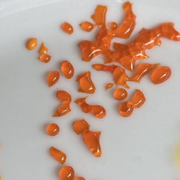 pour obtenir des effets gouttes d'eau !  donner de l'originalité et du relief  à vos décorations avec les éclats de verre orange.