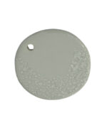 Gouttes d'eau posée sur un pendentif en porcelaine blanche,