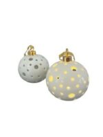 Cette Boule de noël photophore de 8,5 cm en porcelaine blanche est équipée d'un mécanisme de lumière et livrée avec piles.