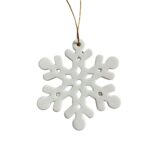 Suspension Flocon de neige 9 cm, en porcelaine blanche Dimensions : hauteur 9 cm, largeur 9 cm, épaisseur 3 mm