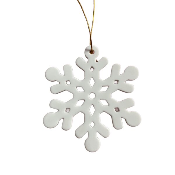 Suspension Flocon de neige 9 cm, en porcelaine blanche Dimensions : hauteur 9 cm, largeur 9 cm, épaisseur 3 mm