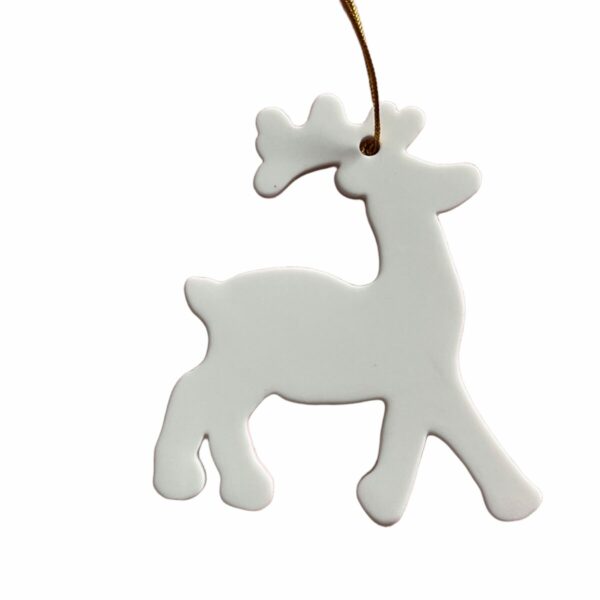 Suspension Renne 9 cm, en porcelaine blanche Dimensions : hauteur 9 cm, largeur 8 cm, épaisseur 3 mm