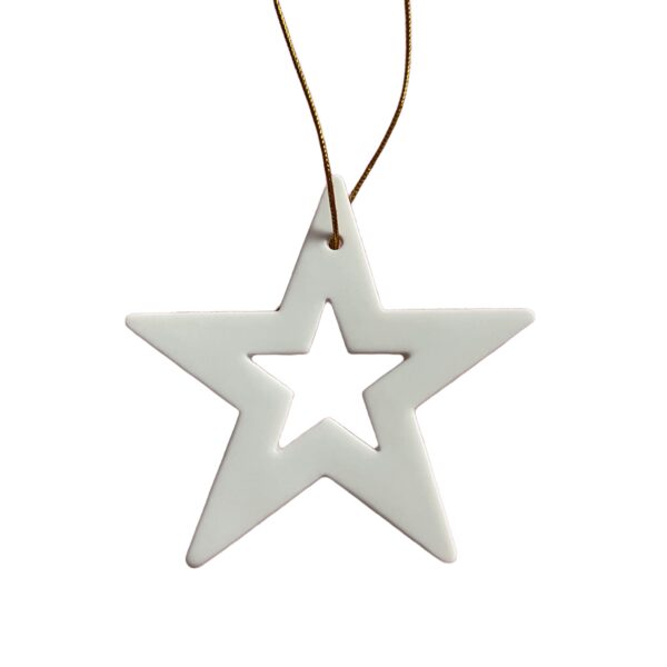 Suspension étoile de noël 8,5 cm, en porcelaine blanche Dimensions : hauteur 8,5 cm, largeur 8,5 cm, épaisseur 3 mm