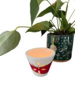support porte bougie décoré avec le rouge sang N°800 de Ceradel et quelques touches d'or
