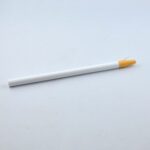 Le Crayon anti-poussière est très pratique pour enlever les poussières sur votre travail avant cuisson. La mine de ce crayon est principalement à base de cire, ce qui attire les poussières
