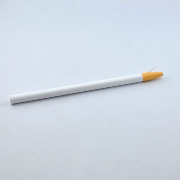 Le Crayon anti-poussière est très pratique pour enlever les poussières sur votre travail avant cuisson. La mine de ce crayon est principalement à base de cire, ce qui attire les poussières