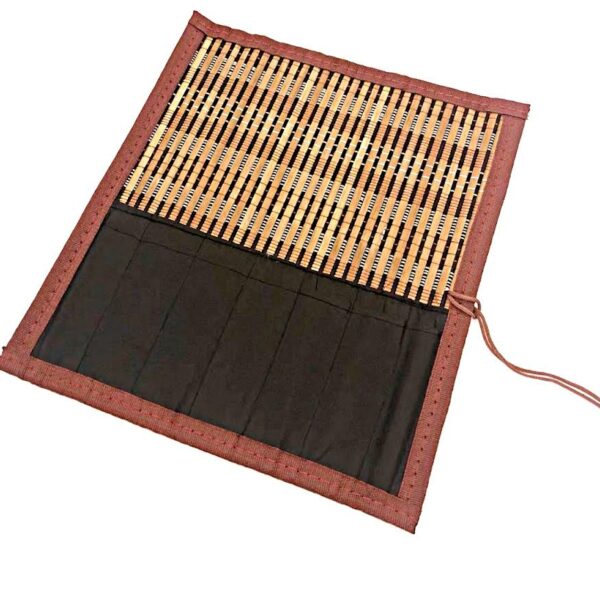 Pincelier en Bambou finition qualité ; le bambou plat et le biais cousu sur le tour du pincelier, le rend plus qualitatif et résistant.