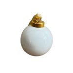 une boule de porcelaine blanche de 6 cm, avec son ruban or, prête à être décorée.